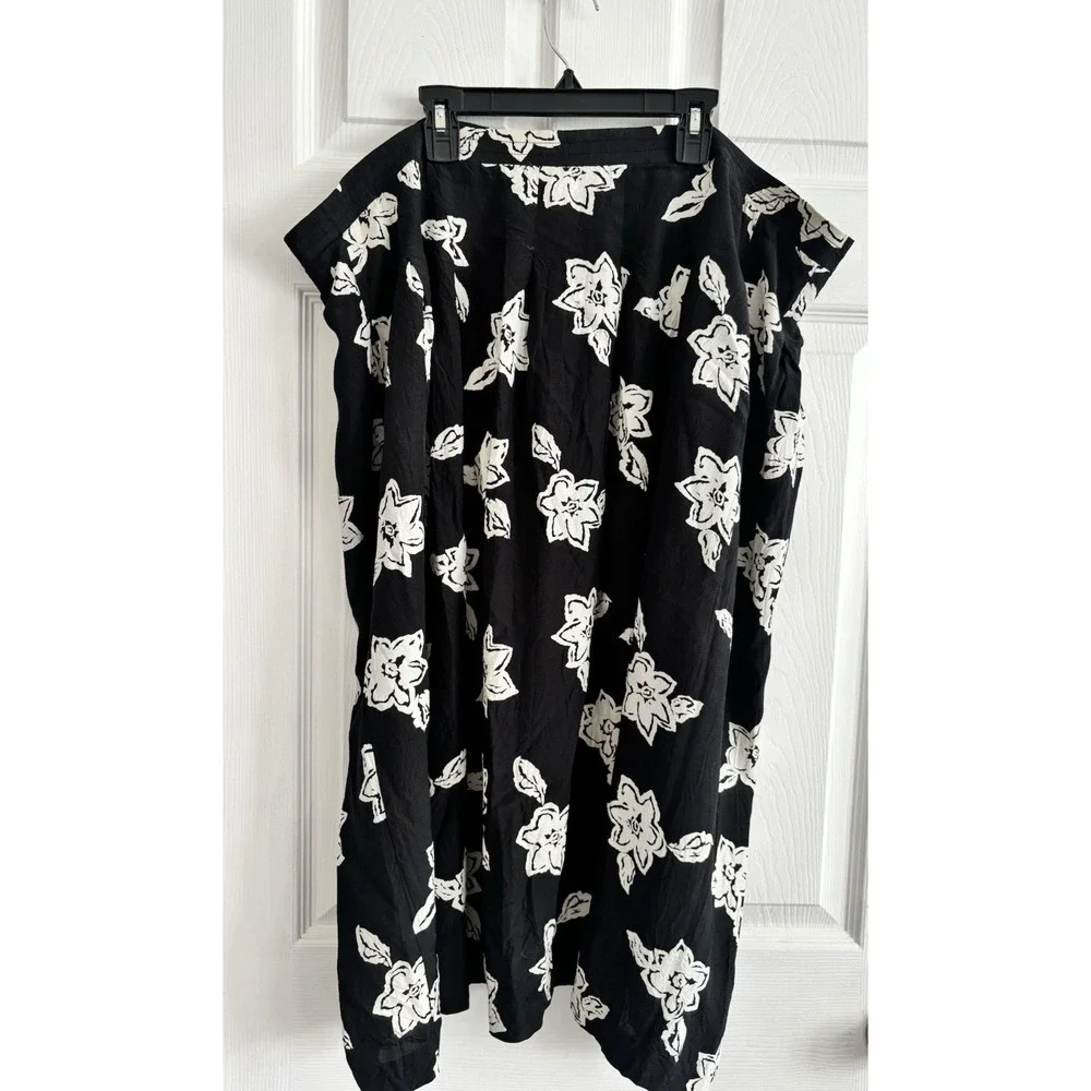Chaus Woman 20W Floral Pull On Skirt Black White Pleated Front Career Boho Graph